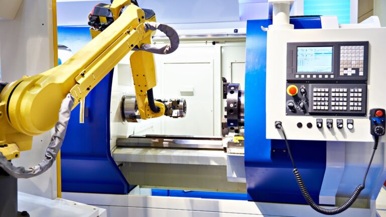 Tokarka CNC a integracja z robotami – nowe możliwości produkcyjne