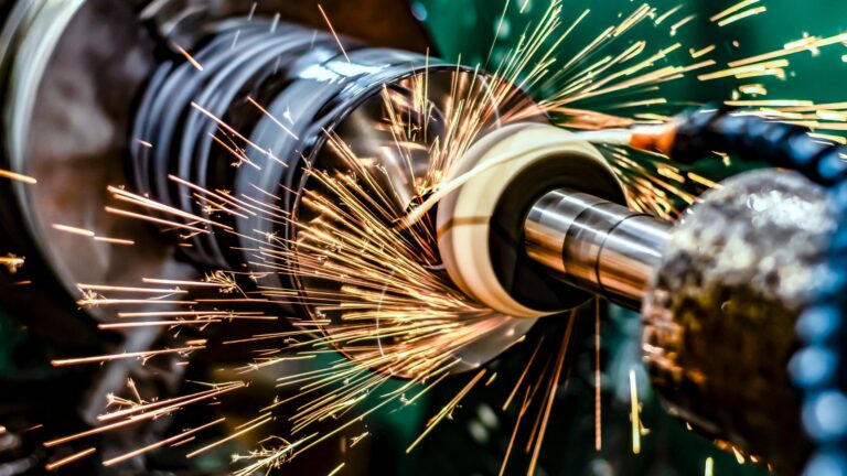 Maszyny do obróbki metalu – jak dopasować sprzęt do Twojej produkcji?